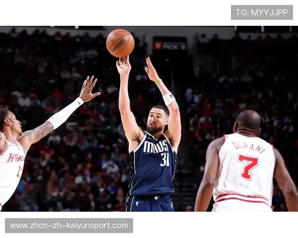 勇士克莱定点开火，三分连中两记