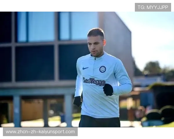 迪马尔科左路下底传中,精准找到门前包抄的劳塔罗 迪马尔科左路下底传中,精准找到门前包抄的劳塔罗